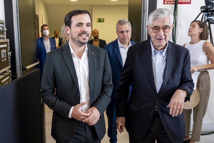 El ministro de Consumo, Alberto Garzón (i), durante el evento de lanzamiento de una campaña de EFSA, en la Sala Valle-Inclán del Círculo de Bellas Artes, a 7 de junio de 2022, en Madrid (España).