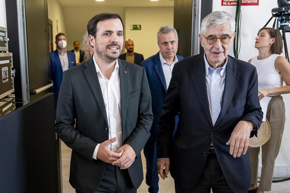 El ministro de Consumo, Alberto Garzón (i), durante el evento de lanzamiento de una campaña de EFSA, en la Sala Valle-Inclán del Círculo de Bellas Artes, a 7 de junio de 2022, en Madrid (España).