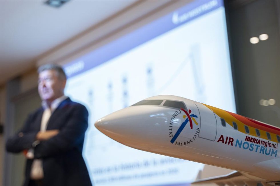 Una maqueta de un avión de Air Nostrum durante la presentación de los resultados de la compañía, en Valencia (España).