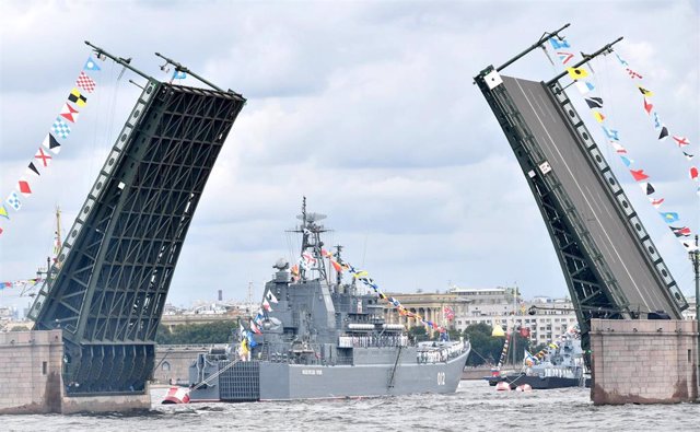 Archivo - Un buque de guerra ruso en el río Neva durante los actos por el Día de la Armada de Rusia