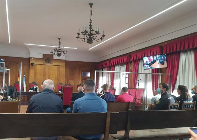 Juicio contra integrantes de una banda organizada que se dedicaba a fabricar cigarrillos de tabaco ilegalmente en dos naves de Ourense.