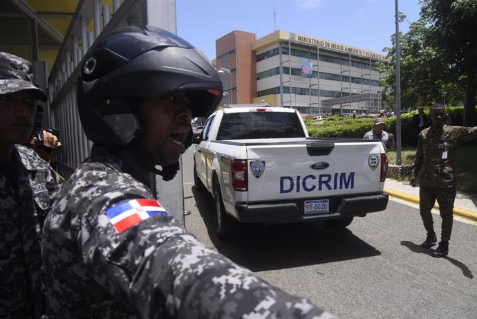 Despliegue de la Policía dominicana en el Ministerio de Medio Ambiente tras el asesinato del ministro, Orlando Jorge Mera