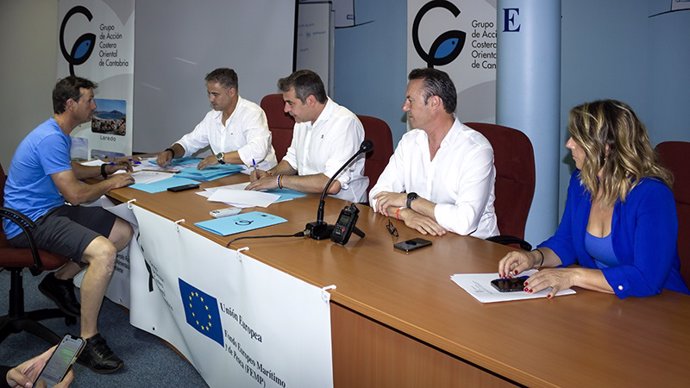 El consejero de Desarrollo Rural, Ganadería, Pesca, Alimentación y Medio Ambiente, Guillermo Blanco, asiste a la firma de contratos del Grupo de Acción Costera Oriental de Cantabria
