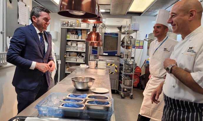 El consejero de Agua, Agricultura, Ganadería, Pesca, Medio Ambiente y Emergencias, Antonio Luengo, visita Westminster Kingsway College, una de las principales escuelas de hostelería del centro de Londres