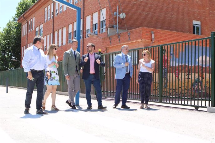 El consejero de Presidencia, Marcos Ortuño, visita junto con el alcalde de Lorca, Diego José Mateos, un solar junto al Colegio de Campillo