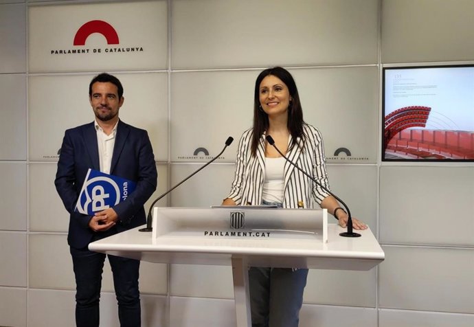 La portavoz del PP en el Parlament, Lorena Roldán, y el presidente del PP de Barcelona, Manu Reyes, en rueda de prensa en la Cámara catalana