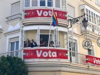 El PSOE de Cádiz iza la bandera Lgtbi en la sede provincial para remarcar su "orgullo"