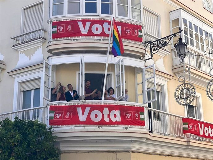 Izado de la bandera Lgtbi en el PSOE de Cádiz.