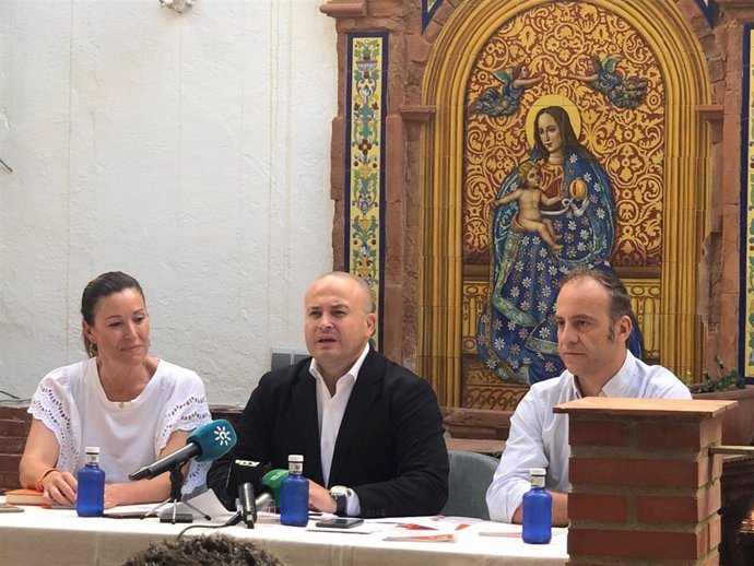 El cabeza de lista de Ciudadanos (Cs) por Huelva para las elecciones andaluzas del 19J, Julio Díaz, junto a miembros de la candidatura de la formación en Huelva, durante el desayuno informativo.