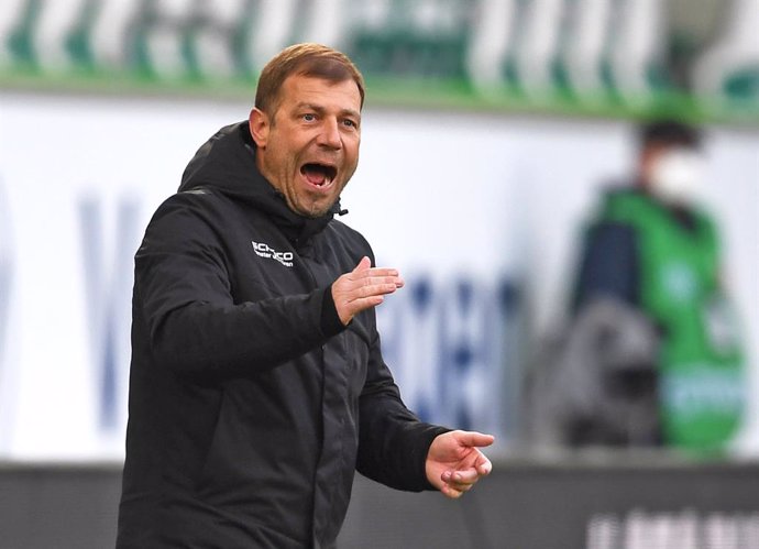 Archivo - FILED - 09 April 2022, Lower Saxony, Wolfsburg: Then Arminia Bielefeld head coach Frank Kramer gestures on the touchline during the German Bundesliga soccer match between VfL Wolfsburg and Arminia at the Volkswagen Arena. Frank Kramer is to be