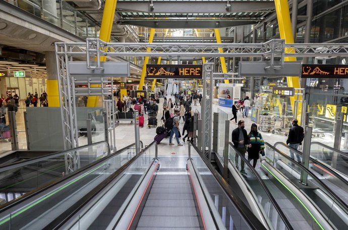 Archivo - Vista general de la terminal T-4 del Aeropuerto Adolfo Suárez Madrid-Barajas, a 13 de abril de 2022, en Madrid (España).  