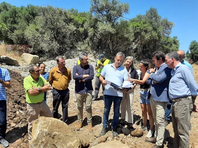 Visita de la Junta a las actuaciones de restauración del cauce del arroyo Celemín en Benalup.