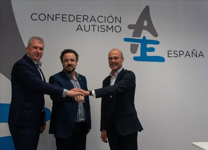 De izq. A drcha. Miguel Ángel Julve, director gerente del Hospital Universitario Sanitas La Moraleja; Jesús García Lorente, director general de Autismo España, y Carlos Díez, director gerente del Hospital Universitario Sanitas La Zarzuela.