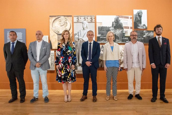 Las autoridades en la inauguración de la exposición.