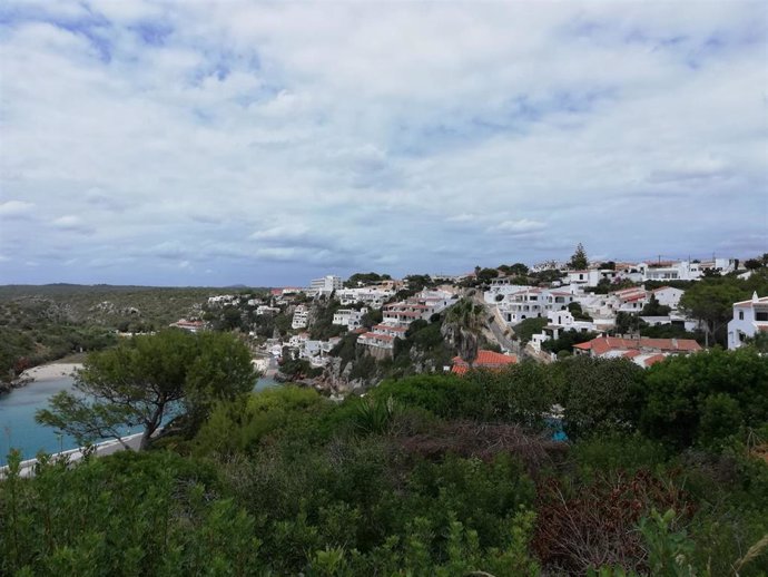 Archivo - Cala en Porter, núcleo turístico de Alaior, en Menorca.