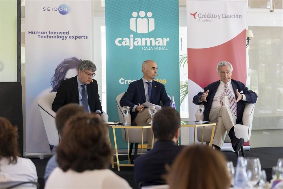 El exministro de Industria, Álvaro Nadal y el exdirector del CNI, Jorge Dezcallar, en el encuentro 'Diálogos para el Desarrollo'