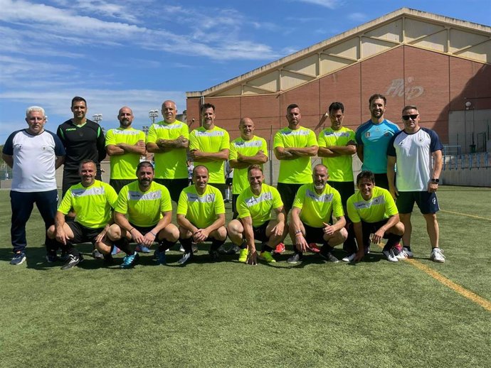 Equipo de bomberos de la Diputación de Sevilla que se ha alzado con el trofeo de subcampeones en el XXI Campeonato de España de la especialidad para bomberos en la categoría de veteranos.