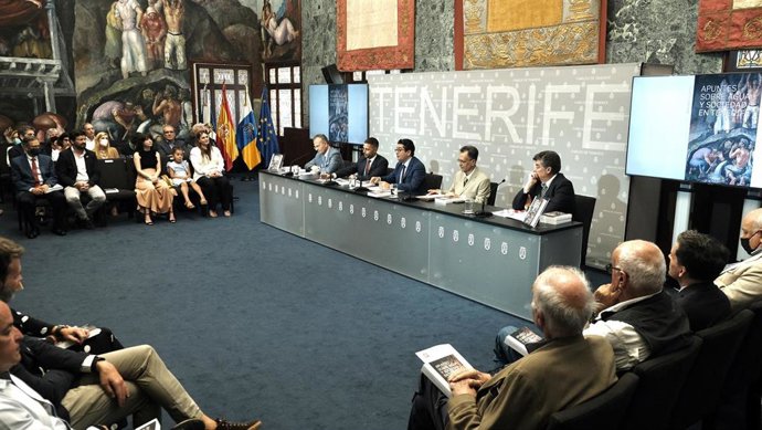 El Cabildo presenta los 'Apuntes sobre agua y sociedad en Tenerife' de Adolfo Hoyos