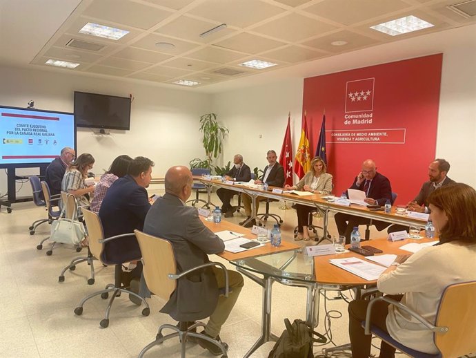 Reunión entre la delegada del Gobierno en Madrid, Mercedes González; la consejera de Medio Ambiente y Vivienda madrileña, Paloma Martín; el alcalde de Rivas, Pedro del Cura; y represantantes de Coslada y Madrid para tratar los realojos de la Cañada Real