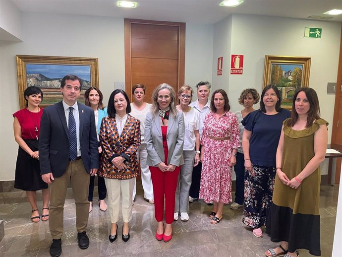 La Asociación de Mujeres Empresarias y Directivas de Navarra (AMEDNA) presenta el estudio 'Red Reconcilia, empresas y medidas de conciliación implantadas', con el consejero de Desarrollo Económico y Empresarial del Gobierno foral, Mikel Irujo.