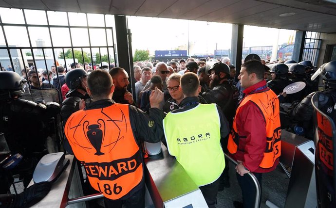 Aficionados esperando para entrar en el Stade de France para presenciar la final de 'Champions'