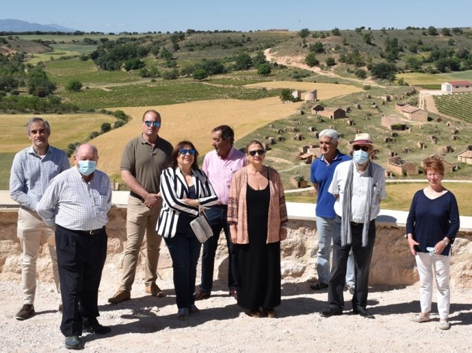 La delegada, durante su visita a los trabajos de reparación del muro de contención del camino de Atauta.