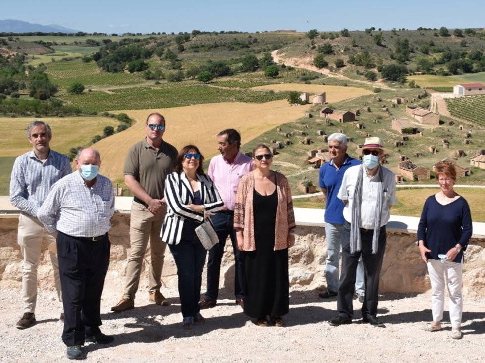 La delegada, durante su visita a los trabajos de reparación del muro de contención del camino de Atauta.