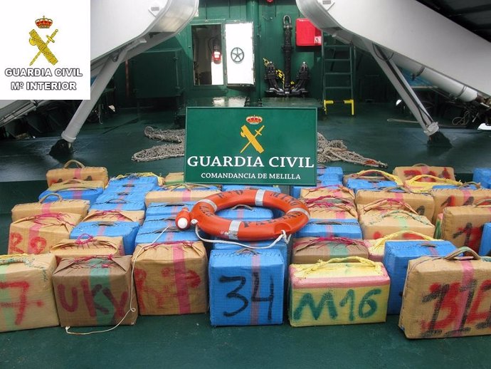 Archivo - Droga intervenida por el buque 'Río Miño' de la Guardia Civil