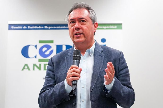 El candidato socialista a la Presidencia de la Junta y secretario general del PSOE de Andalucía, Juan Espadas, atiende a los medios después del un encuentro con Cermi a 07 de junio del 2022 en (Sevilla, Andalucía)