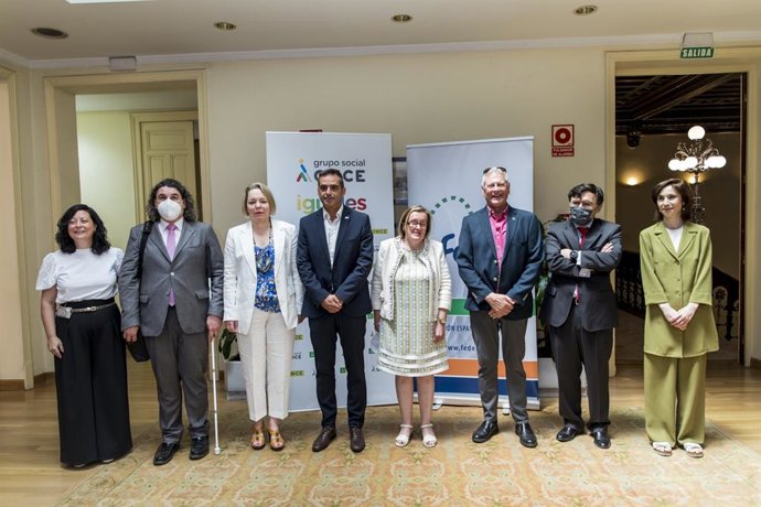 Foto de familia tras la firma del acuerdo entre la ONCE y FEDE