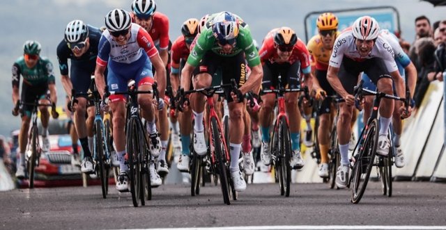El francés David Gaudu (Groupama-FDJ) se impone a Wout van Aert (Jumbo-Visma) y al resto de rivales en la tercera etapa del Critérium du Dauphiné 2022, con final en Chastreix-Sancy