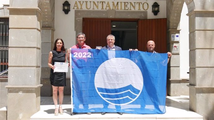 Junta entrega a Adra sus banderas azules.