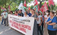Concentración en la Delegación de Educación en demanda de cubrir "más de 300 vacantes" pendientes