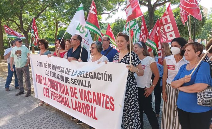 Concentración de CCOO ante la Delegación de Educación