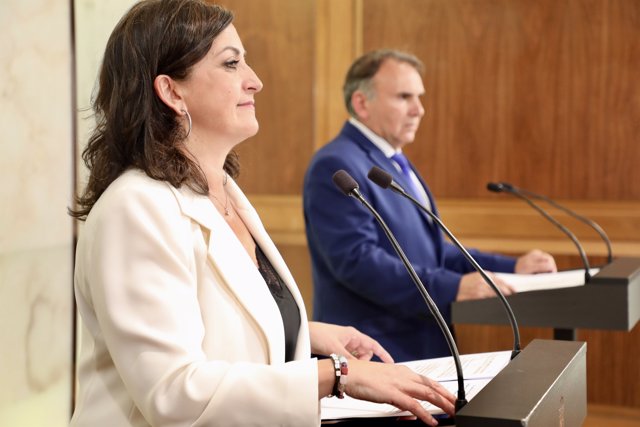 La presidenta de Gobierno, Concha Andreu, junto al delegado de la Presidencia para el Plan de Transformación, José Ignacio Castrenana, en comparecencia de prensa