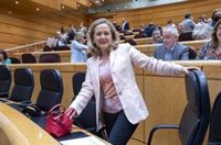 Calviño acusa a Feijóo de "confundir" el tipo de interés con la prima de riesgo en su primer duelo con Sánchez