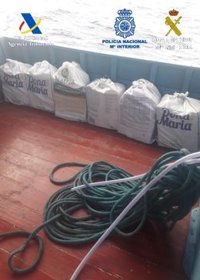 Detienen a ocho personas que navegaban en un pesquero con 560 kilos de cocaína al sur de Canarias