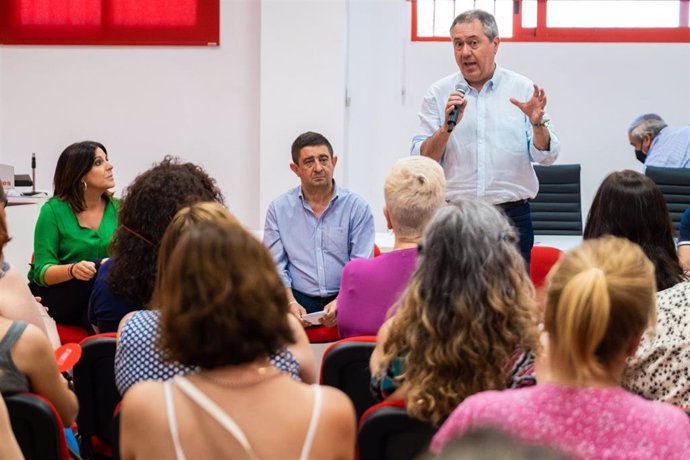 El candidato del PSOE-A a la Presidencia de la Junta, Juan Espadas, en una visita a Linares (Jaén)