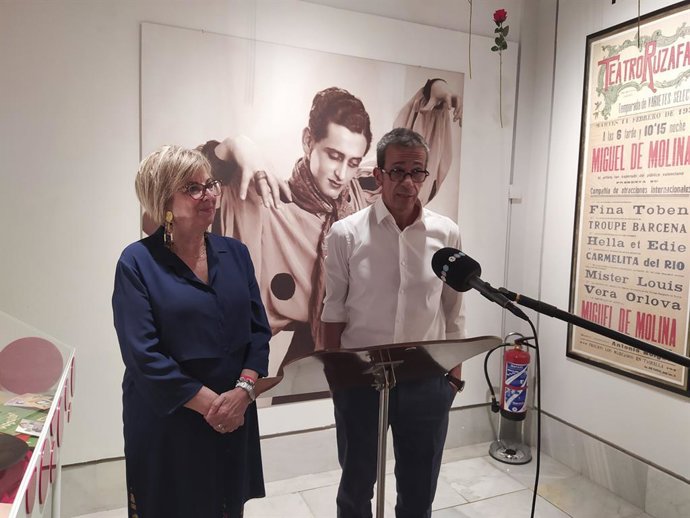 El Ayuntamiento de Granada organiza una exposición que recorre el "arte y provocación" de Miguel de Molina