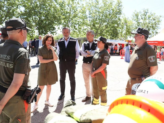 (I-D) La presidenta de la Comunidad de Madrid, Isabel Díaz Ayuso;  el consejero de Presidencia, Justicia e Interior, Enrique López López, y el viceconsejero de Interior, Carlos Novillo Piris, saludan al Cuerpo de Agentes Forestales, durante la presentac
