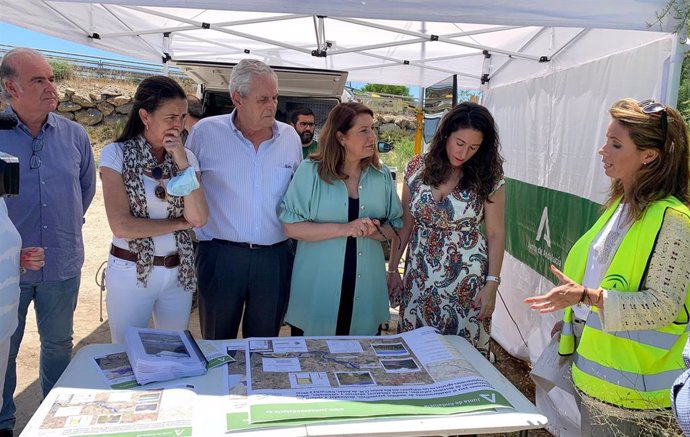 La consejera de Agricultura visita las labores en el río Antas (Almería).