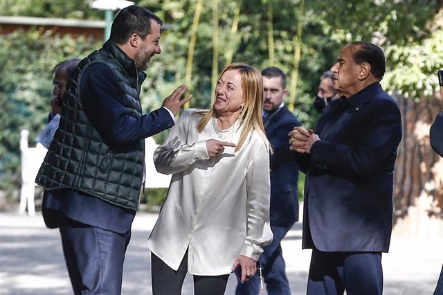 Archivo - Matteo Salvini, Giorgia Meloni y Silvio Berlusconi, en Roma en una imagen de octubre de 2021.