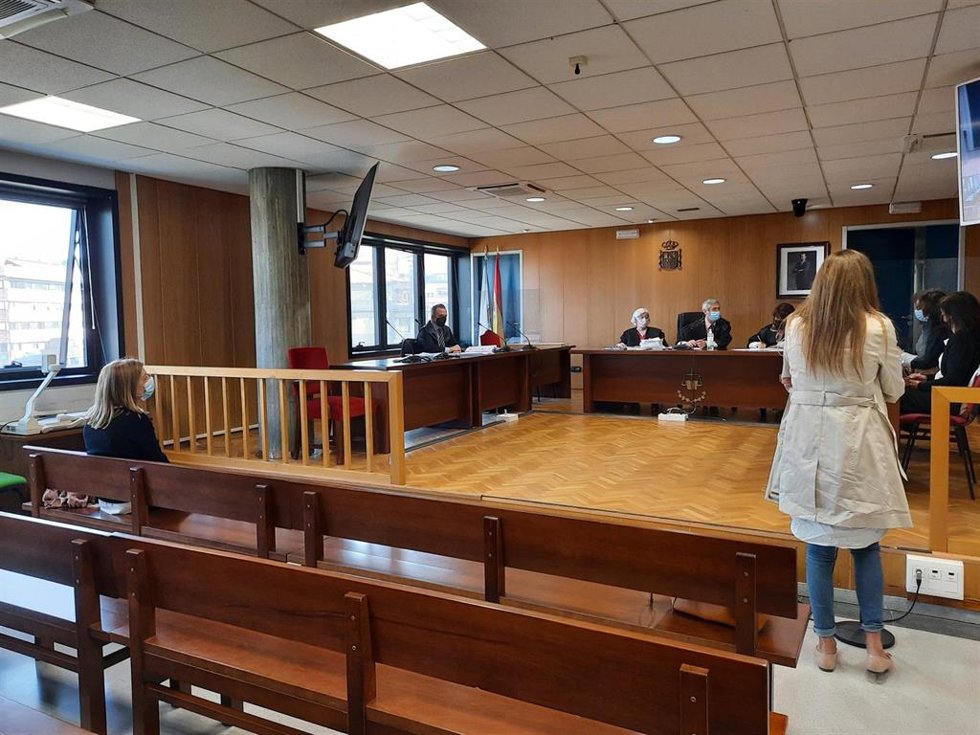 Archivo - A la izquerda, la acusada y a la derecha, su hija.