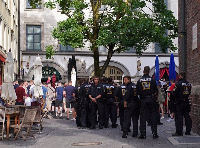 Policías alemanes controlan a aficionados ingleses en el Kilians Irish Pub, en  el día previo al partido de la Liga de Naciones entre Alemania e Inglaterra.