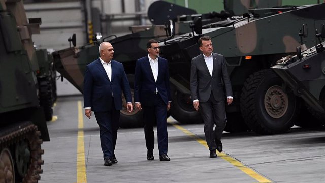 L titular del Ministerio de Defensa y el primer ministro polaco en una visita a Huta Stalowa