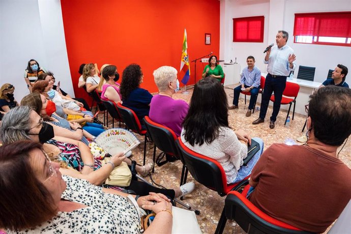 El candidato del PSOE-A a la Presidencia de la Junta de Andalucía, Juan Espadas, en una visita a Linares (Jaén).