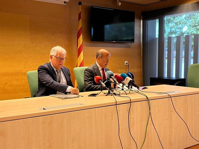 El presidente en funciones de la Audiencia de Girona, José Isidro Rey, y el presidente del TSJC, Jesús María Barrientos, tras la reunión de la Sala de Gobierno del TSJC. El 7 de junio de 2022.