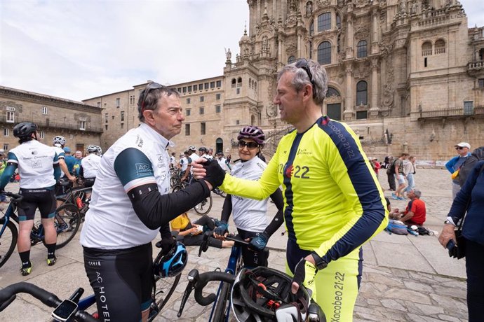 El titular de la Xunta, Alfonso Rueda,  recorre con el presidente de AC Hoteles by Marriot, Antonio Catalán, un tramo del Camino.