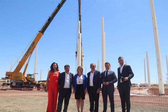 La alcaldesa de Alcalá, Ana Isabel Jiménez y el delegado municipal de Urbanismo, Jesús Mora, ha conocido este proyecto acompañados por Carlos Cuevas, director Dpto. Negocio de Panattoni; Javier Avendaño, CEO de TXT, y Ana María Carrillo, gerente de TXT.