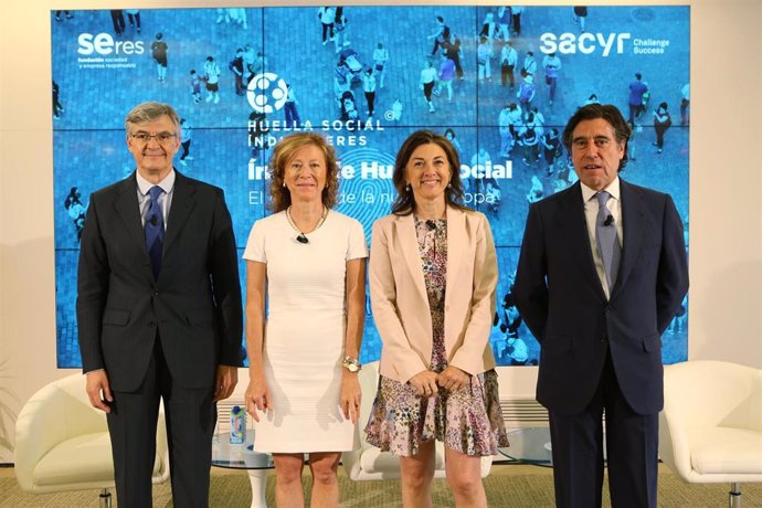 Fundación Seres hace balance del Índice de Huella Social, con Fernando Ruiz, presidente de la Fundación SERES; Manuel Manrique, presidente de Sacyr; Margarita Delgado, subgobernadora del Banco de España y Ana Sainz , directora general de Fundación SERES